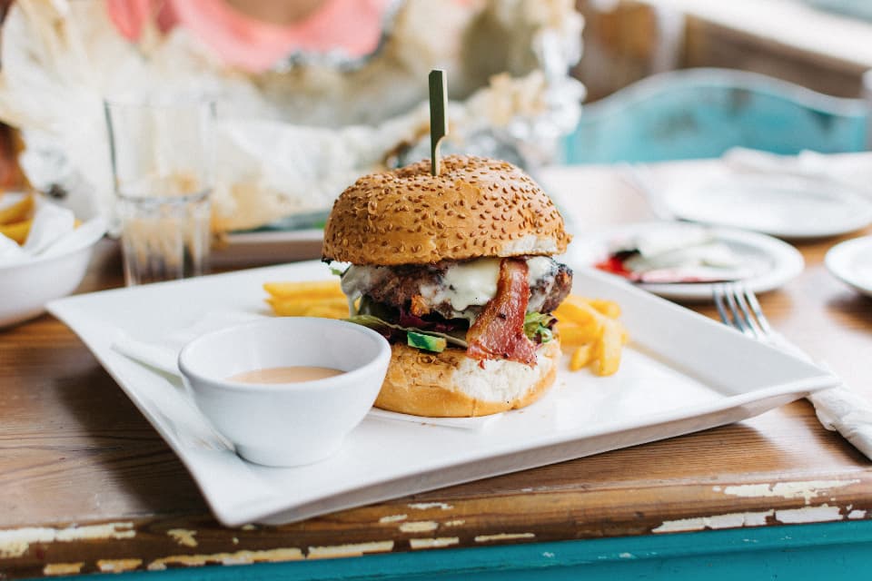 SEO dla restauracji i gastronomii: jak zapełnić stoliki z Google i Map (2026)
